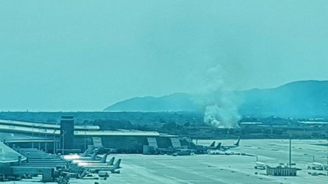 La columna de humo junto a las instalaciones del aeropuerto de Barcelona / TWITTER AENA
