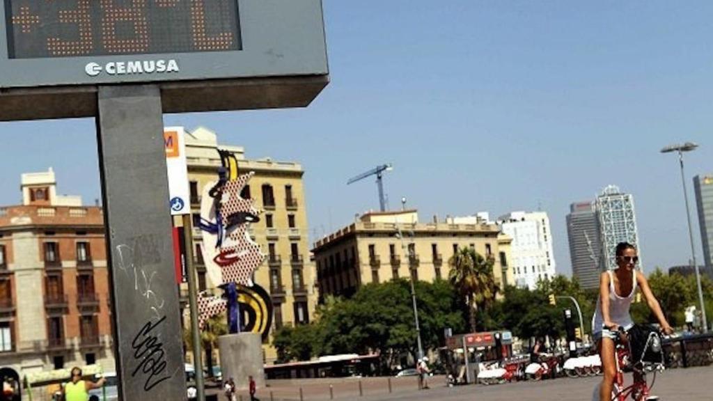 Una imatge d'arxiu de Barcelona durant una onada de calor / EFE