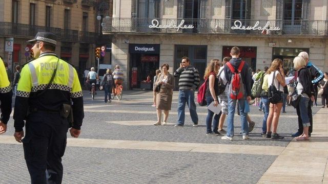 Agentes de la Guardia Urbana en la plaza Sant Jaume / EUROPA PRESS