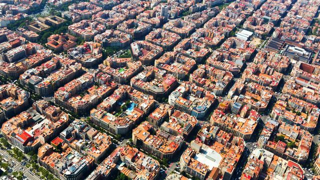 El distrito del Eixample de Barcelona ocupa la parte central de la ciudad y fue diseñado por Ildefons Cerdá
