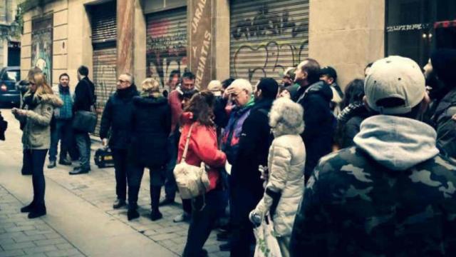 Un grupo de vecinos concentración en el Gòtic para paralizar un desalojo en febrero de 2018 / @resistimalgotic