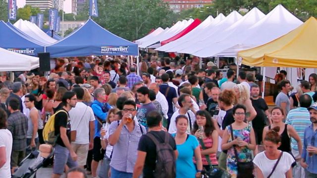 Interior de la Feria de la Cerveza de Poblenou / FERIA CERVEZA POBLENOU