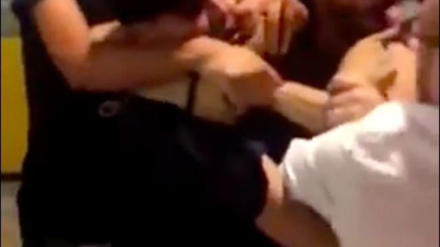 Un vecino retiene a un ladrón en el Gòtic