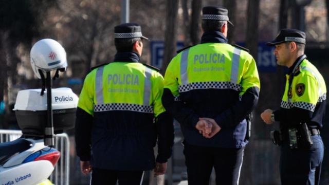 Agentes de la Guardia Urbana patrullando en Barcelona / EFE