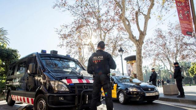Una imagen de archivo de agentes de la Brigada Mòbil (BRIMO) de los Mossos d'Esquadra realizando un control en Barcelona / EFE