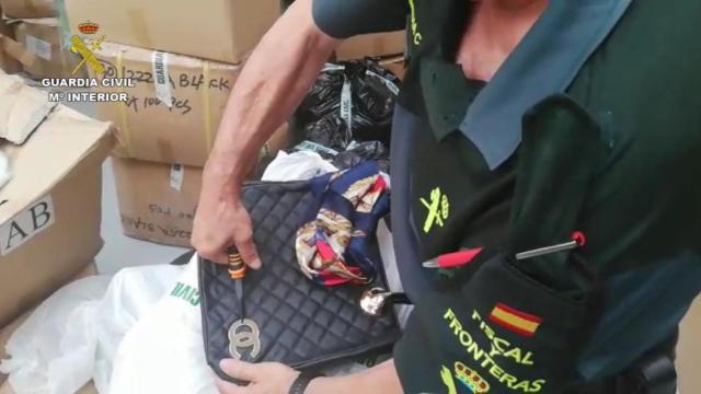 Bolso falsificado de la firma Chanel intervenido por agentes policiales / GUARDIA CIVIL