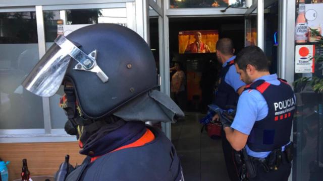 Registro en uno de los bares donde los Mossos d'Esquadra intervinieron en Nou Barris