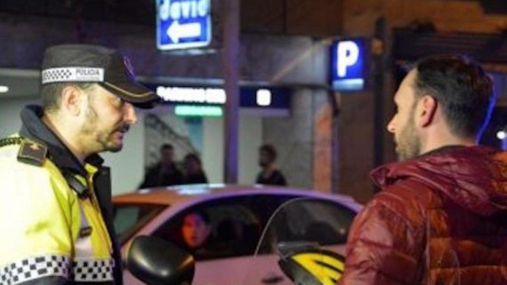 Un agente de la Guardia Urbana en un control de alcoholemia / AYUNTAMIENTO DE BCN