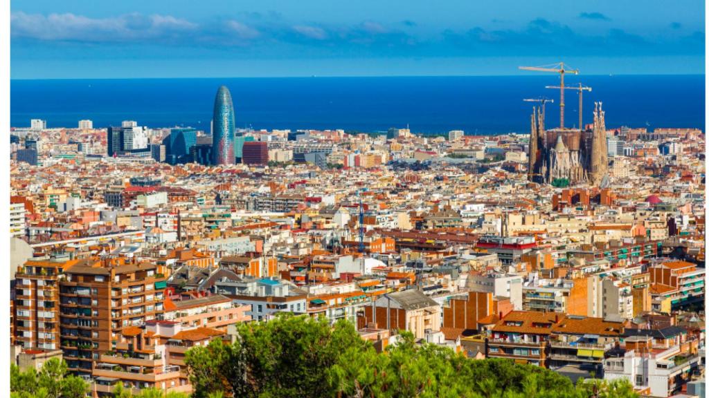 Vista panoràmica de Barcelona en un dia assolellat / BARCELONA COM TU
