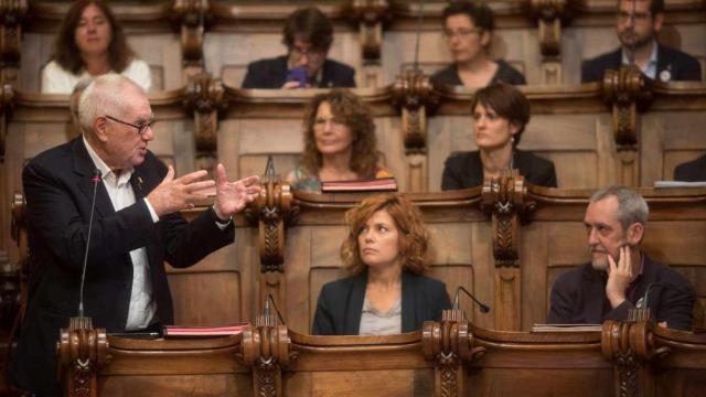 Regidores de ERC en el pleno municiapal con Ernest Maragall de pie / EFE