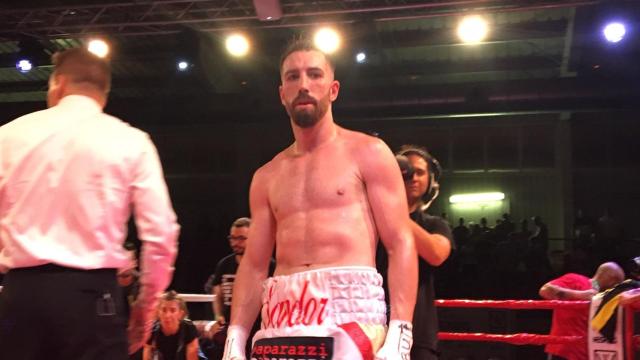 Sandor Martín es bicampeón de Europa tras derrotar al británico Hughes en la defensa de los superligeros