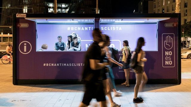 Imagen del estand fijo en la zona de ocio del Front Marítim para asesorar y denunciar acoso sexual / AYUNTAMIENTO DE BARCELONA