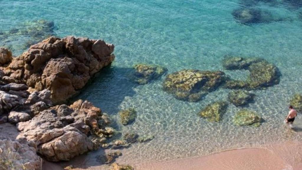 Platja de Les Roques, ubicada a Calella