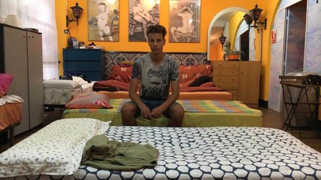 El exmena sentado en su cama de la Casa Okupa Cádiz / METRÓPOLI ABIERTA