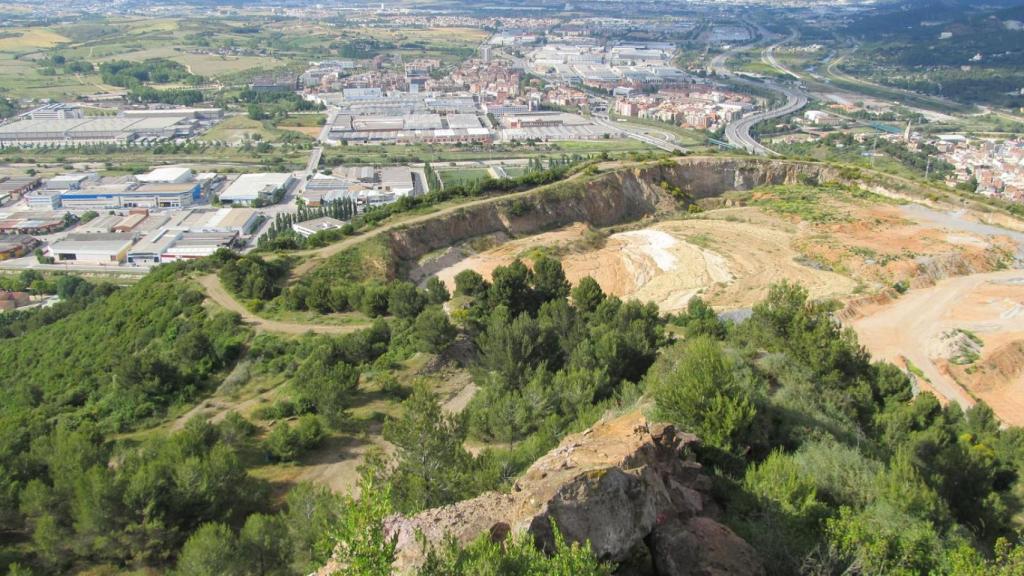 Turó de Montcada amb el municipi de fons