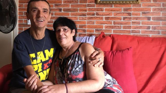 García y Bazán en su piso de Cornellà / METRÓPOLI ABIERTA