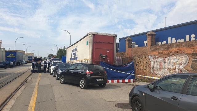 Camión bajo el que se ha encontrado el cuerpo de la mujer / EUROPA PRESS