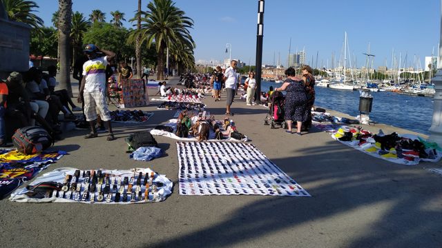 Manteros vendiendo en el paseo cerca del Port Vell de Barcelona / P. B.