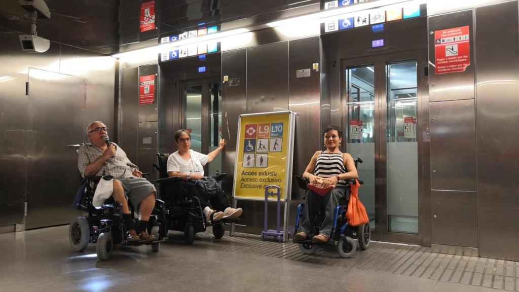 Persones amb mobilitat reduïda al metro de Barcelona / EUROPA PRESS