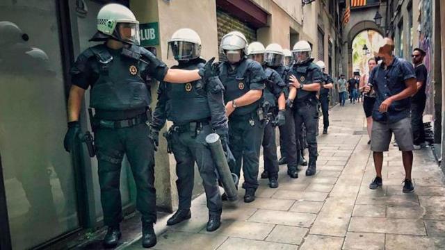 Agentes de la Guardia Urbana (GUB) durante una intervención policial en Barcelona