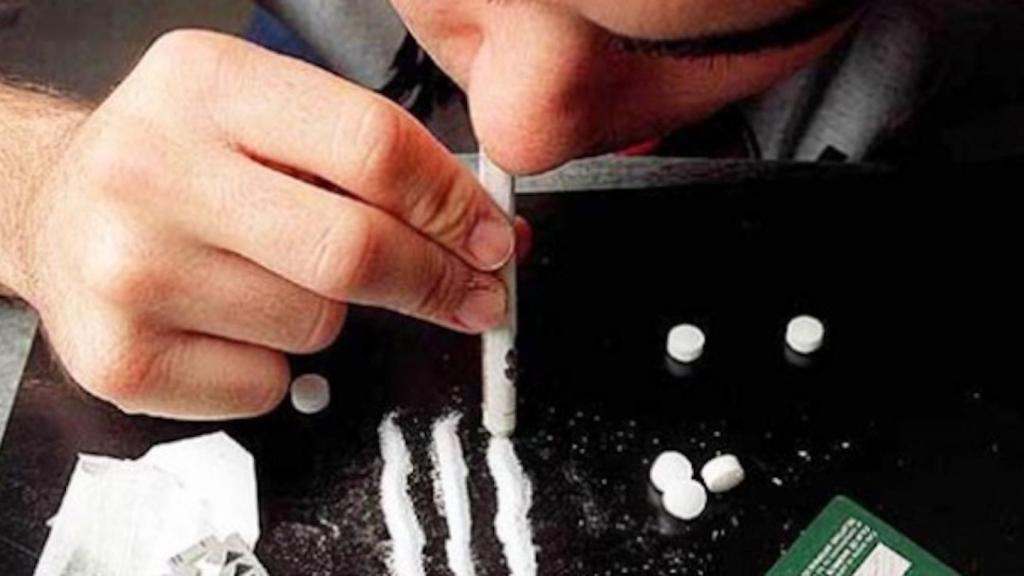 Un jove consumint cocaïna / EFE