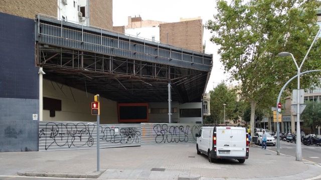 La gasolinera de Provença con Girona, vallada y cerrada / JORDI SUBIRANA