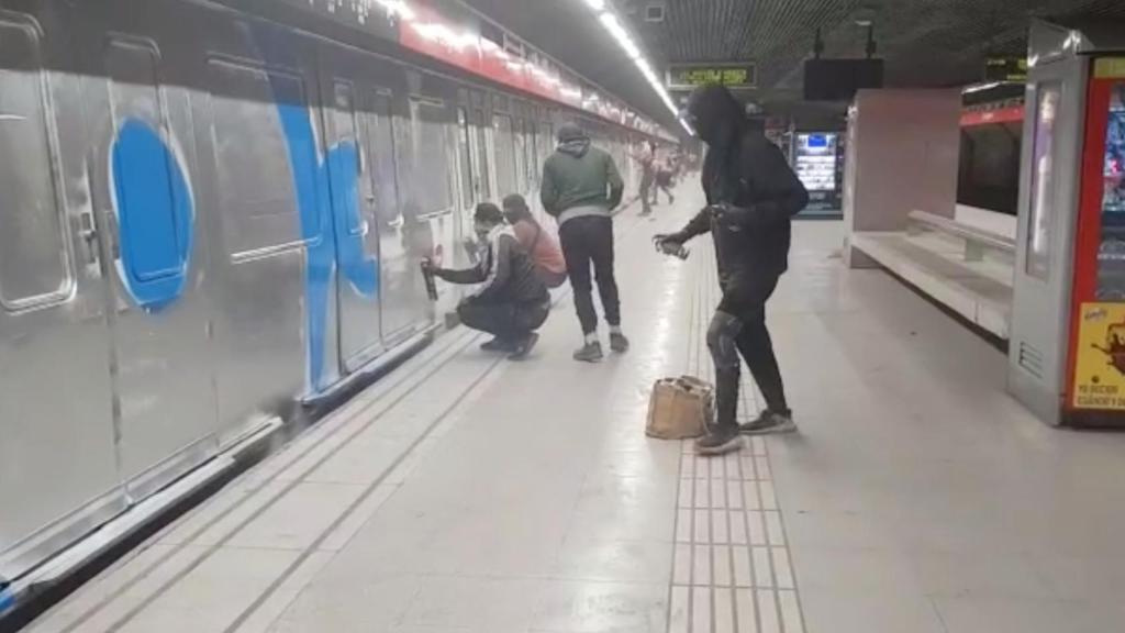 Els graffiteros pinten un metro a l'estació de la Sagrera de la L1, fora de servei / MA