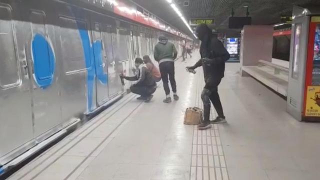Los grafiteros pintan un metro en la estación de la Sagrera de la L1, fuera de servicio / MA