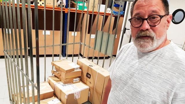 Jordi Pros, en su empresa de paquetería y mensajería junto al Besòs / CRÓNICA GLOBAL