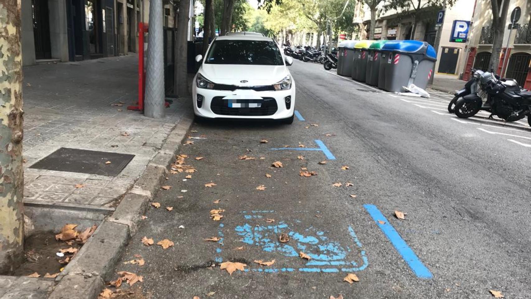 Vehículos aparcados en una calle de zona azul de Barcelona
