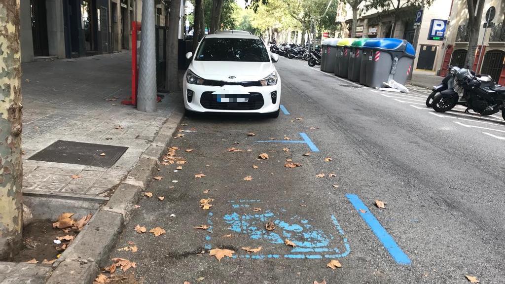 Vehículos aparcados en una calle de zona azul de Barcelona / MA