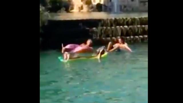 Tres personas bañándose en el Parc de la Ciutadella de Barcelona
