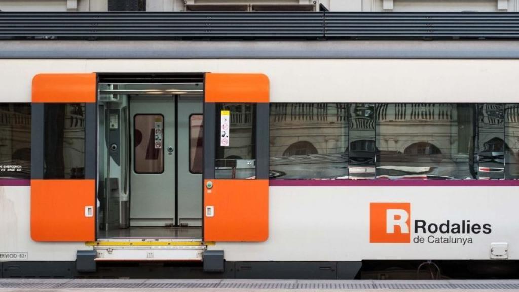 Tren de Rodalies estacionado en una terminal de Barcelona