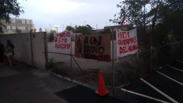 El solar junto al Fòrum con pancartas en contra de los Menas / JORDI SUBIRANA