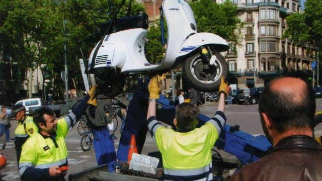 Trabajadores de B:SM retiran una moto con la grúa / B:SM