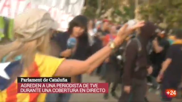 Agredida una periodista de TVE frente al Parlament / TVE