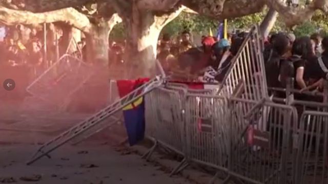 Vallas tiradas por un grupo de encapuchados frente al Parlament / @UMCMOSSOS