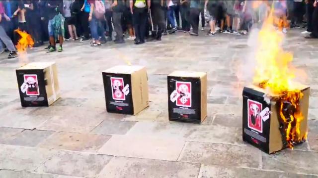 La Cup y Arran queman imágenes del Rey y políticos en Barcelona / Arran