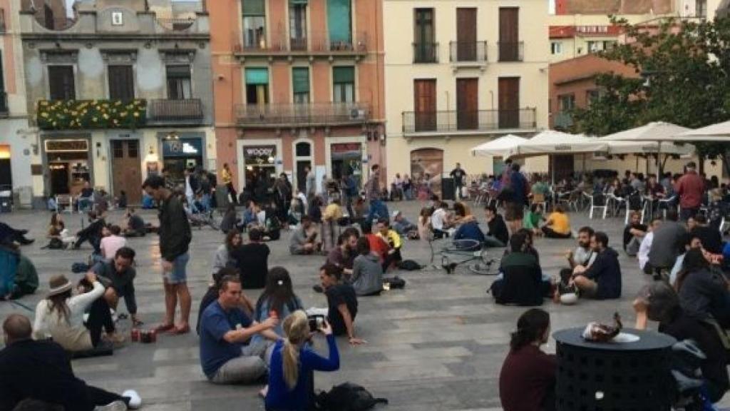 Grups de persones, a mitja tarda, a la plaça del Sol / XFDC 