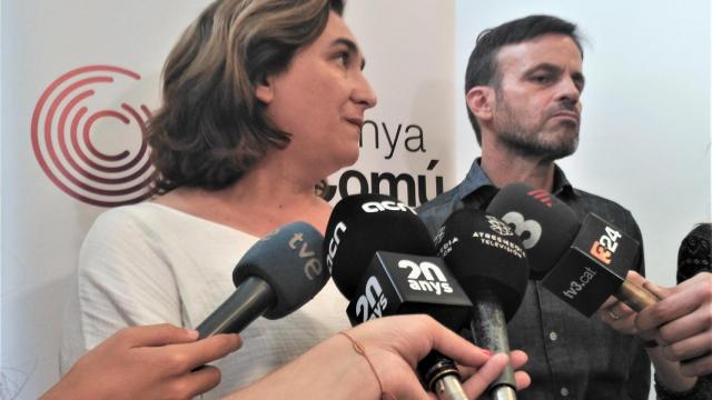 La alcaldesa de Barcelona, Ada Colau, junto a Jaume Asens