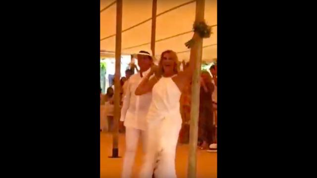 Susana Gallardo y Manuel Valls en la entrada al convite de su boda en Menorca