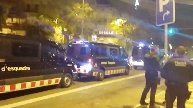 Furgonetas de los Mossos en Sants por la manifestación 'okupa' / TWITTER ANTONIO BAÑOS