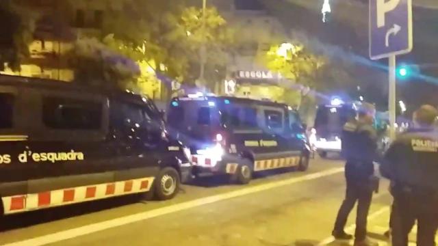 Furgonetas de los Mossos en Sants por la manifestación 'okupa' / TWITTER ANTONIO BAÑOS