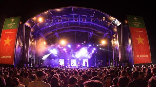 Concierto en el escenario de Estrella Damm en la playa de Bogatell