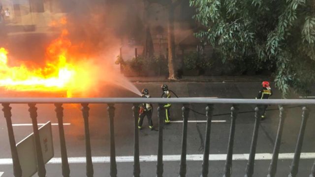 Varios bomberos apagando los contenedores en llamas / Betevé