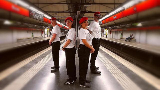 Miembros de la patrulla ciudadana Guardian Angels en el Metro de Barcelona / Cedida