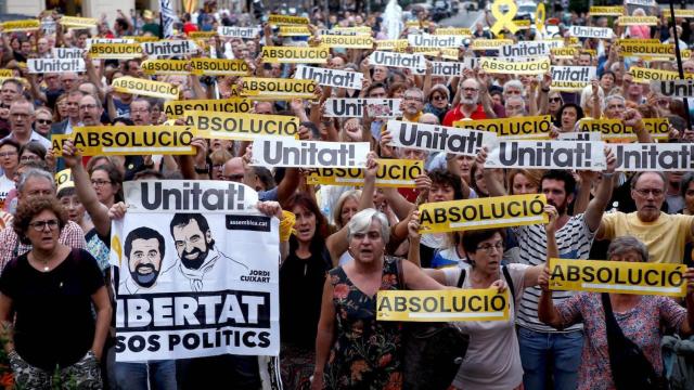 Miembros de los CDR con pancartas de los políticos presos / EFE