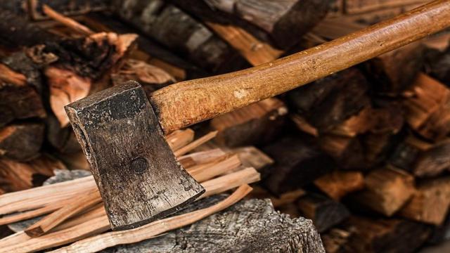 El tiro con hacha ayuda a desestresar y el Hotel Yurbban de Barcelona ofrece la experiencia / PIXABAY