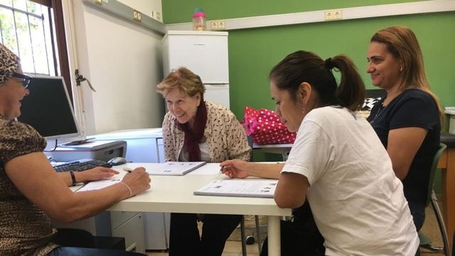 Eloisa en las clases de catalán que ofrece ASSÍS / METRÓPOLI ABIERTA