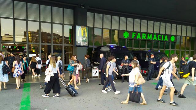 Usuarios del tren en el exterior de la Estació de Sants de Barcelona